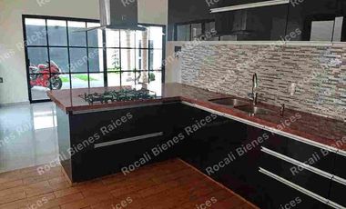 EN VENTA PRECIOSA CASA MODERNA
