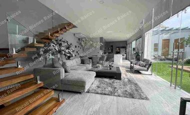 EN VENTA CASA MINIMALISTA ZONA DORADA