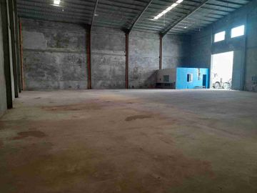739 SQM HIGH CEILING WAREHOUSE W/ OFFICE FOR LEASE. P350/SQM. DIRECT CLIENTS ONLY.