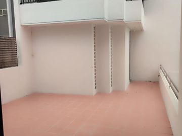 Disewakan Rumah Mewah 2 lantai di Trengilis Utara, Surabaya.