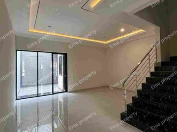 Di Jual rumah baru gress di Manyar Kertoadi Surabaya Timur