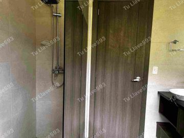 VENDO CASA DE LUJO SECTOR GUÁPULO CUATRO DORMITORIOS- INDEPENDENDIENTE