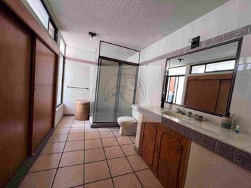 SE VENDE CASA ( lomas tercera sección).