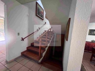 SE VENDE CASA ( lomas tercera sección).