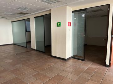 RENTA DE OFICINAS EN AV. LOMAS VERDES A $300.00 M2, NAUCALPAN DE JUAREZ, ESTADO DE MEXICO.
