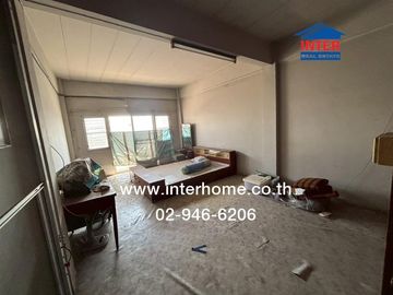 Four-story commercial building, 35.9 sq.wah. Located near Maruay Market, opposite Siam Commercial Bank, Nimitmai branch, on Nimitmai Road, Lam Luk Ka,