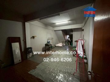 Four-story commercial building, 35.9 sq.wah. Located near Maruay Market, opposite Siam Commercial Bank, Nimitmai branch, on Nimitmai Road, Lam Luk Ka,