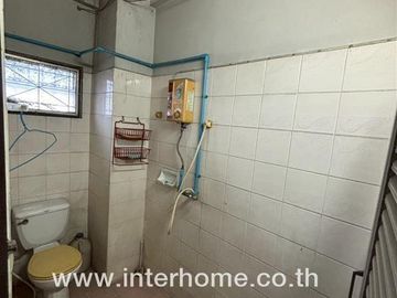 Four-story commercial building, 35.9 sq.wah. Located near Maruay Market, opposite Siam Commercial Bank, Nimitmai branch, on Nimitmai Road, Lam Luk Ka,