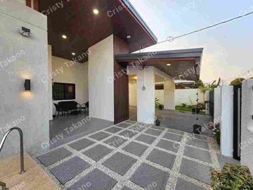 Bungalow House with Pool