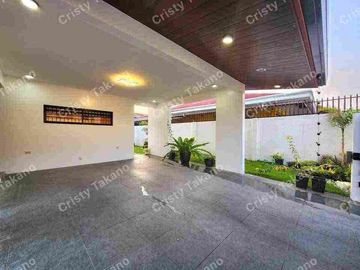 Bungalow House with Pool