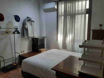 Jual Rumah Plus Cafe Di Menteng, Usaha Sudah Berjalan