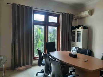 Jual Rumah Plus Cafe Di Menteng, Usaha Sudah Berjalan