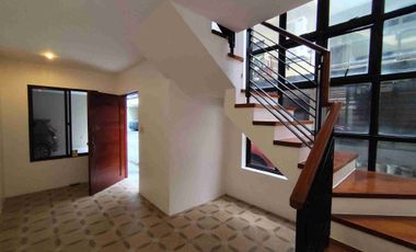 Townhouse 3 storey with car garage for sale in Quezon City