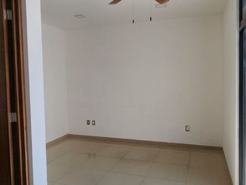 RENTO BODEGA SEMINUEVA $85,000.00 CARRETERA LEON-LAGOS No. 251 DISPONIBLE 1o DE ABRIL 2026