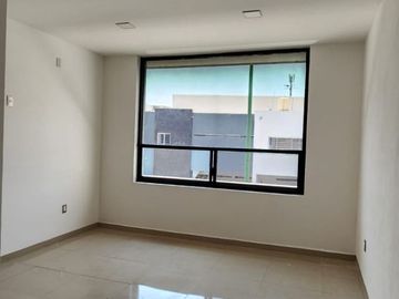 RENTO BODEGA SEMINUEVA $85,000.00 CARRETERA LEON-LAGOS No. 251 DISPONIBLE 1o DE ABRIL 2026