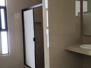 RENTO BODEGA SEMINUEVA $85,000.00 CARRETERA LEON-LAGOS No. 251 DISPONIBLE 1o DE ABRIL 2026
