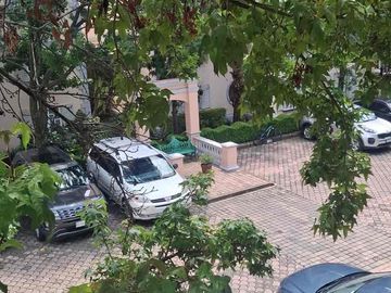 Rento cuarto amueblado en segundo piso con baño privado y clóset.  Muy iluminado Cuenta con cama matrimonial y un ropero.  Puede usar la lavadora y refrigerador. Únicamente mujeres.  Para compartir con la propietaria. Dentro de un condominio privado con vigilancia. A un lado de un Walmart express.  Muy bien ubicado cerca de Avenidas como Insurgentes y Periferico.  Universudades cercanas, zona de hospitales y centros comerciales como Gran Sur y Perisur. El precio incluye agua, luz, internet y gas.  Precio fijo.