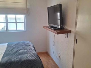 Rento cuarto amueblado en segundo piso con baño privado y clóset.  Muy iluminado Cuenta con cama matrimonial y un ropero.  Puede usar la lavadora y refrigerador. Únicamente mujeres.  Para compartir con la propietaria. Dentro de un condominio privado con vigilancia. A un lado de un Walmart express.  Muy bien ubicado cerca de Avenidas como Insurgentes y Periferico.  Universudades cercanas, zona de hospitales y centros comerciales como Gran Sur y Perisur. El precio incluye agua, luz, internet y gas.  Precio fijo.