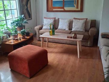 Rento cuarto amueblado en segundo piso con baño privado y clóset.  Muy iluminado Cuenta con cama matrimonial y un ropero.  Puede usar la lavadora y refrigerador. Únicamente mujeres.  Para compartir con la propietaria. Dentro de un condominio privado con vigilancia. A un lado de un Walmart express.  Muy bien ubicado cerca de Avenidas como Insurgentes y Periferico.  Universudades cercanas, zona de hospitales y centros comerciales como Gran Sur y Perisur. El precio incluye agua, luz, internet y gas.  Precio fijo.