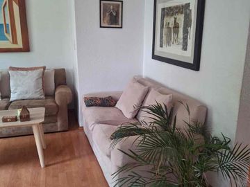 Rento cuarto amueblado en segundo piso con baño privado y clóset.  Muy iluminado Cuenta con cama matrimonial y un ropero.  Puede usar la lavadora y refrigerador. Únicamente mujeres.  Para compartir con la propietaria. Dentro de un condominio privado con vigilancia. A un lado de un Walmart express.  Muy bien ubicado cerca de Avenidas como Insurgentes y Periferico.  Universudades cercanas, zona de hospitales y centros comerciales como Gran Sur y Perisur. El precio incluye agua, luz, internet y gas.  Precio fijo.