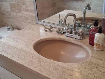 Rento cuarto amueblado en segundo piso con baño privado y clóset.  Muy iluminado Cuenta con cama matrimonial y un ropero.  Puede usar la lavadora y refrigerador. Únicamente mujeres.  Para compartir con la propietaria. Dentro de un condominio privado con vigilancia. A un lado de un Walmart express.  Muy bien ubicado cerca de Avenidas como Insurgentes y Periferico.  Universudades cercanas, zona de hospitales y centros comerciales como Gran Sur y Perisur. El precio incluye agua, luz, internet y gas.  Precio fijo.