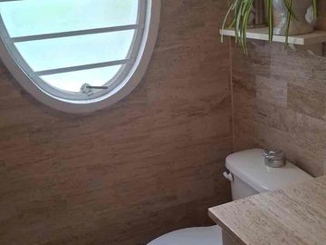 Rento cuarto amueblado en segundo piso con baño privado y clóset.  Muy iluminado Cuenta con cama matrimonial y un ropero.  Puede usar la lavadora y refrigerador. Únicamente mujeres.  Para compartir con la propietaria. Dentro de un condominio privado con vigilancia. A un lado de un Walmart express.  Muy bien ubicado cerca de Avenidas como Insurgentes y Periferico.  Universudades cercanas, zona de hospitales y centros comerciales como Gran Sur y Perisur. El precio incluye agua, luz, internet y gas.  Precio fijo.