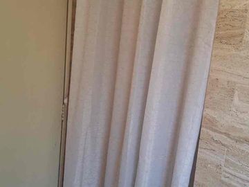 Rento cuarto amueblado en segundo piso con baño privado y clóset.  Muy iluminado Cuenta con cama matrimonial y un ropero.  Puede usar la lavadora y refrigerador. Únicamente mujeres.  Para compartir con la propietaria. Dentro de un condominio privado con vigilancia. A un lado de un Walmart express.  Muy bien ubicado cerca de Avenidas como Insurgentes y Periferico.  Universudades cercanas, zona de hospitales y centros comerciales como Gran Sur y Perisur. El precio incluye agua, luz, internet y gas.  Precio fijo.