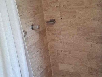Rento cuarto amueblado en segundo piso con baño privado y clóset.  Muy iluminado Cuenta con cama matrimonial y un ropero.  Puede usar la lavadora y refrigerador. Únicamente mujeres.  Para compartir con la propietaria. Dentro de un condominio privado con vigilancia. A un lado de un Walmart express.  Muy bien ubicado cerca de Avenidas como Insurgentes y Periferico.  Universudades cercanas, zona de hospitales y centros comerciales como Gran Sur y Perisur. El precio incluye agua, luz, internet y gas.  Precio fijo.