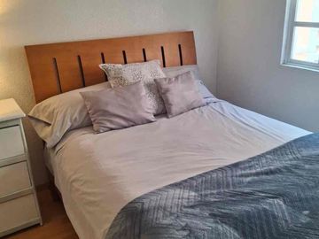 Rento cuarto amueblado en segundo piso con baño privado y clóset.  Muy iluminado Cuenta con cama matrimonial y un ropero.  Puede usar la lavadora y refrigerador. Únicamente mujeres.  Para compartir con la propietaria. Dentro de un condominio privado con vigilancia. A un lado de un Walmart express.  Muy bien ubicado cerca de Avenidas como Insurgentes y Periferico.  Universudades cercanas, zona de hospitales y centros comerciales como Gran Sur y Perisur. El precio incluye agua, luz, internet y gas.  Precio fijo.