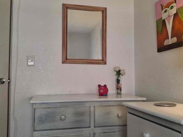 Rento cuarto amueblado en segundo piso con baño privado y clóset.  Muy iluminado Cuenta con cama matrimonial y un ropero.  Puede usar la lavadora y refrigerador. Únicamente mujeres.  Para compartir con la propietaria. Dentro de un condominio privado con vigilancia. A un lado de un Walmart express.  Muy bien ubicado cerca de Avenidas como Insurgentes y Periferico.  Universudades cercanas, zona de hospitales y centros comerciales como Gran Sur y Perisur. El precio incluye agua, luz, internet y gas.  Precio fijo.