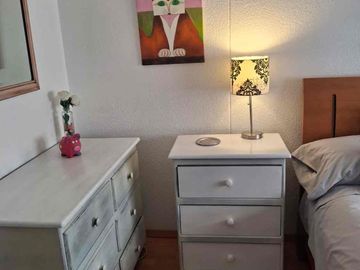 Rento cuarto amueblado en segundo piso con baño privado y clóset.  Muy iluminado Cuenta con cama matrimonial y un ropero.  Puede usar la lavadora y refrigerador. Únicamente mujeres.  Para compartir con la propietaria. Dentro de un condominio privado con vigilancia. A un lado de un Walmart express.  Muy bien ubicado cerca de Avenidas como Insurgentes y Periferico.  Universudades cercanas, zona de hospitales y centros comerciales como Gran Sur y Perisur. El precio incluye agua, luz, internet y gas.  Precio fijo.