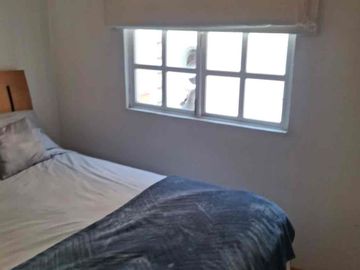Rento cuarto amueblado en segundo piso con baño privado y clóset.  Muy iluminado Cuenta con cama matrimonial y un ropero.  Puede usar la lavadora y refrigerador. Únicamente mujeres.  Para compartir con la propietaria. Dentro de un condominio privado con vigilancia. A un lado de un Walmart express.  Muy bien ubicado cerca de Avenidas como Insurgentes y Periferico.  Universudades cercanas, zona de hospitales y centros comerciales como Gran Sur y Perisur. El precio incluye agua, luz, internet y gas.  Precio fijo.