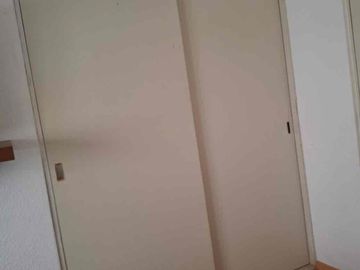 Rento cuarto amueblado en segundo piso con baño privado y clóset.  Muy iluminado Cuenta con cama matrimonial y un ropero.  Puede usar la lavadora y refrigerador. Únicamente mujeres.  Para compartir con la propietaria. Dentro de un condominio privado con vigilancia. A un lado de un Walmart express.  Muy bien ubicado cerca de Avenidas como Insurgentes y Periferico.  Universudades cercanas, zona de hospitales y centros comerciales como Gran Sur y Perisur. El precio incluye agua, luz, internet y gas.  Precio fijo.