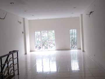 Disewakan ruko murah 3lantai lokasi strategis hadap jalan utama di Cleon Park Jakarta Garden City Jakarta Timur siap pakai & siap usaha