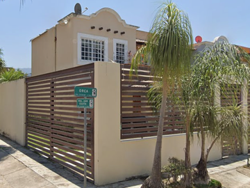 Casa En Remate Bancario- Los Delfines, Puerto Vallarta, Jalisco.