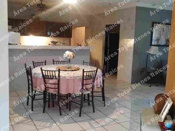 EN VENTA CASA CON SALÓN DE FIESTAS Y ALBERCA EN COL. MADERO.