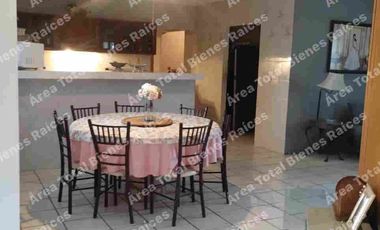 EN VENTA CASA CON SALÓN DE FIESTAS Y ALBERCA EN COL. MADERO.