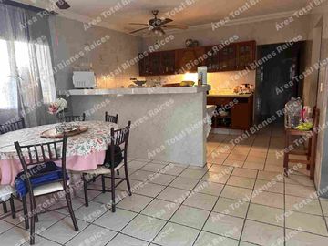 EN VENTA CASA CON SALÓN DE FIESTAS Y ALBERCA EN COL. MADERO.