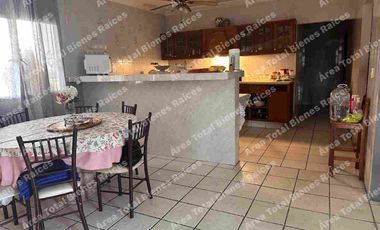 EN VENTA CASA CON SALÓN DE FIESTAS Y ALBERCA EN COL. MADERO.