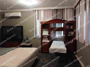 EN VENTA CASA CON SALÓN DE FIESTAS Y ALBERCA EN COL. MADERO.