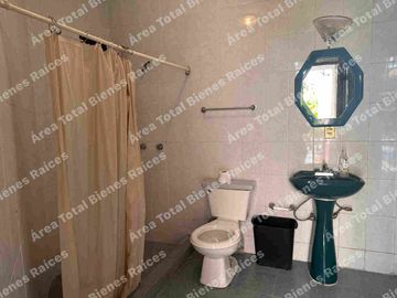 EN VENTA CASA CON SALÓN DE FIESTAS Y ALBERCA EN COL. MADERO.