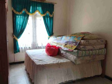 Rumah sewa di kawasan elit, semi furnished siap huni !