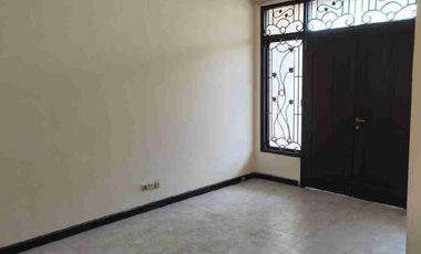 Rumah sewa di kawasan elit, semi furnished siap huni !