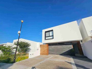 VENTA DE CASA EN JURIQUILLA QUERÉTARO MODERNA, diseño único. en cumbres 1a sección