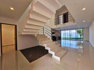VENTA DE CASA EN JURIQUILLA QUERÉTARO MODERNA, diseño único. en cumbres 1a sección