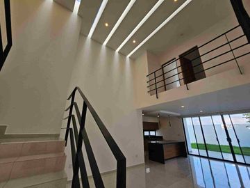 VENTA DE CASA EN JURIQUILLA QUERÉTARO MODERNA, diseño único. en cumbres 1a sección