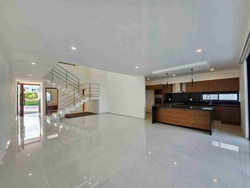 VENTA DE CASA EN JURIQUILLA QUERÉTARO MODERNA, diseño único. en cumbres 1a sección