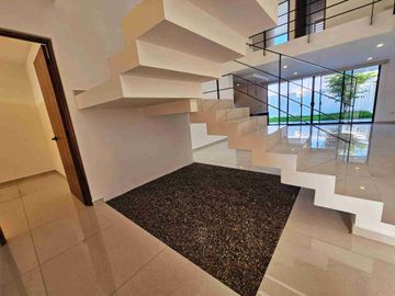 VENTA DE CASA EN JURIQUILLA QUERÉTARO MODERNA, diseño único. en cumbres 1a sección