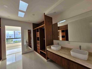 VENTA DE CASA EN JURIQUILLA QUERÉTARO MODERNA, diseño único. en cumbres 1a sección