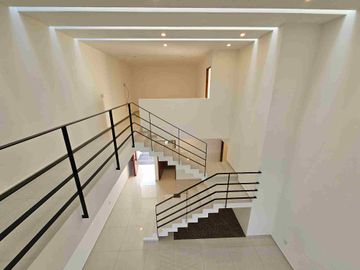 VENTA DE CASA EN JURIQUILLA QUERÉTARO MODERNA, diseño único. en cumbres 1a sección